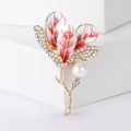 Eleganter Gold-Hibiskus-Blüten-Brosche mit rot-weißen Emaille-Blütenblättern und Perle - Rosa