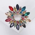 Blumenbrosche aus Legierung mit bunten Kristallen in goldener Vintage Fassung im Strahlenlook - Bunt