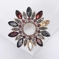Vintage Blumenbrosche mit lila und champagner Kristallen auf goldenem Metallfuß - Lila