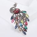 Broche de pavo real vintage con diamantes de colores y cristal rojo en fondo blanco - Colorido