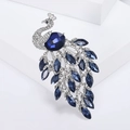 Elegante broche de pavo real plateado con gemas azul oscuro y brillantes cristales - Azul