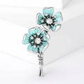 Elegante zilveren broche met twee lichtblauwe emaille bloemen en glanzende kristallen - Blauwe Bloem Stijl (MM-BR-3793-蓝色-BL)
