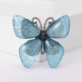 Eleganter hellblauer Schmetterlings-Brosche mit transparenten Flügeln und Acryl-Textur - Blau