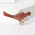 Fonkelende rode kristallen vogelbroche met gouden afwerking, kardinaal ontwerp op standaard - Rood