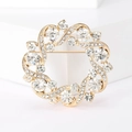 Elegante gouden kransbroche met glinsterende strasstenen voor dames op witte basis - Goud Witte Zirkonia