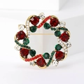 Elegante kerstkrans broche met rode en groene strass-steentjes op een goudmetalen basis - Kerstrood & Groen
