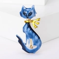 Spilla gatto in smalto blu sfumato con bordi dorati su base geometrica bianca elegante - Blu