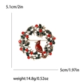 Weihnachtskranz-Brosche mit rotem Kardinalvogel aus Goldlegierung und bunten Strasssteinen - Kardinalkranz (3942-GD) / Gold