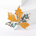 Detail der Ahornblatt-Brosche mit orangefarbenem Email und bunten Kristallen - Orange