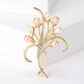 Dettaglio ravvicinato di un'elegante spilla a fiore con perle rosa e strass lucenti - Forma del Fiore (MM-BR-3855-GD) / Oro