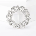 Detailweergave van de achterkant van een zilveren kransbroche met de speldsluiting - Zilver Witte Strass