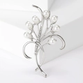 Dettaglio macro di elegante spilla a fiore con perle bianche e strass brillanti - Forma del Fiore (MM-BR-3855-SL) / Argento