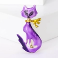 Dettaglio della spilla a gatto in smalto viola con fiocco dorato e sfumature - Viola