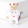 Dettaglio spilla smaltata a forma di dente con corona dorata e accessorio spazzolino blu - Blu (MM-BR-3883-BL)