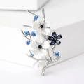 Detail der Blumenbrosche mit Emailleblüten, blauen Strasssteinen und Perlenanhänger - Blau