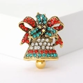 Détail d'une broche cloche de Noël vintage avec nœud rouge et strass brillants - Multicolore (MM-BR-3973-MX)