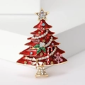 Détail d'une broche sapin de Noël en émail rouge avec bordure dorée et strass colorés brillants - Rouge