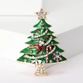 Détail d'une broche sapin de Noël avec émail vert, strass et ornements de fête - Vert