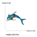 Delfin-Brosche mit blau-grünem Farbverlauf, Goldrand und Angaben zu den Maßen - Blau