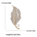 Spilla a foglia dorata con strass scintillanti e perla, misura 5,7 cm per 2,7 cm - Oro