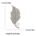Spilla a foglia d'argento con strass bianchi e perla, misura 5,7cm x 2,7cm - Argento