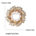 Elegante broche de flor dorada con perlas blancas y cristales brillantes de forma circular - Estilo Floral (MM-BR-Oro-3924-GD) / Dorado