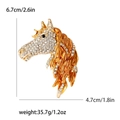 Gouden paardenhoofd broche met strass en afmetingen van 6,7 cm bij 4,7 cm - Goud (MM-BR-3913-GD)