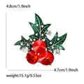 Dettaglio della spilla a bacca di 4,8cm con cristalli rossi e foglie in smalto verde - Base Argento Rosso