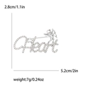 Silberne Heart-Brosche mit Amormotiv und klaren Strasssteinen als Bekleidungszubehör - Heart-Buchstaben-Stil (MM-BR-3933-SL) / Silber
