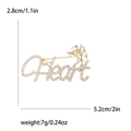 Goldene Amor-Herz-Brosche mit weißen Strasssteinen, Größe 5,2 x 2,8 cm, Gewicht 7g - Heart-Buchstaben-Stil (MM-BR-3933-GD) / Gold