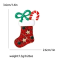 Broche botte de Noël avec strass rouges, nœud vert et détails de canne à sucre - Style Chaussette de Noël (MM-BR-4108) / Rouge