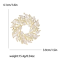 Elegante gouden zirkoon krans broche voor damesjasjes van 4,1 cm bij 3,9 cm groot - Goud-8481