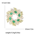 Elegante meerkleurige zirkoon tarwekrans broche met groene en gele stenen, 4,1 cm breed - Groen-8481