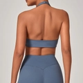 Vista posteriore del set fitness blu nebbia con reggiseno e leggings a vita alta - S / Blu grigio
