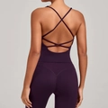 Set top da yoga con spalline incrociate e leggings a vita alta in colore viola scuro - S / Viola Mora