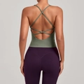 Canotta yoga verde erba con spalline incrociate e set legging viola per fitness - S / Verde Basilico