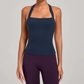Débardeur de yoga bleu marine à col licou avec legging prune sur un mannequin sport - Bleu Médaillon