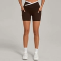 Donkerbruine yoga shorts met hoge taille, wit kruisontwerp en handige zijzakken - S / Bruin