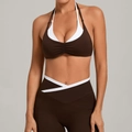 Zweiteiliges Yoga-Set mit braunem Halter-Sport-BH und hoch taillierten V-Leggings - S / Braun