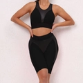 Detail van de ademende mesh-inzetstukken op de zwarte yoga-set met hoge taille - S / Zwart