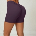 Short de yoga prune taille haute avec fronces aux fesses et couture dos en V - Violet foncé