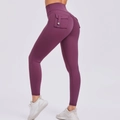 Hose mit hoher Taille, Cargotasche, Po-Lifting-Effekt und Knopfdetail in dunklem Lila - Lila
