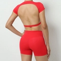 Detail eines roten High-Waist Yoga-Sets mit rückenfreiem T-Shirt und Fitness-Shorts - S / Oberteil Und Unterteil / Rot