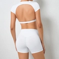 Rückansicht des weißen Yoga-Sets mit rückenfreiem Top und hochtaillierten Shorts - L / Oberteil Und Unterteil / Weiß