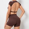 Details der High Waist Yoga Shorts und rückenfreies Oberteil in Schokoladenbraun - Kaffeebraun