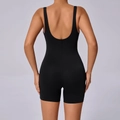 Vista posteriore della tuta da yoga nera elastica con schiena scoperta e taglio aderente - S / Nero