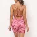 Tuta yoga mimetica rosa con schiena scoperta, spalline incrociate e design fitness - Camouflage Rosa