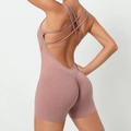 Ruched peach lift yoga jumpsuit in oudroze met gekruiste rugbandjes voor fitness - S / Latte