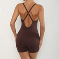 Détail des bretelles réglables croisées et du dos nu sur le body de yoga café - Marron