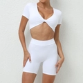 Weißes zweiteiliges Yoga-Set mit V-Ausschnitt-Oberteil und hochtaillierter Radlerhose - Weiß